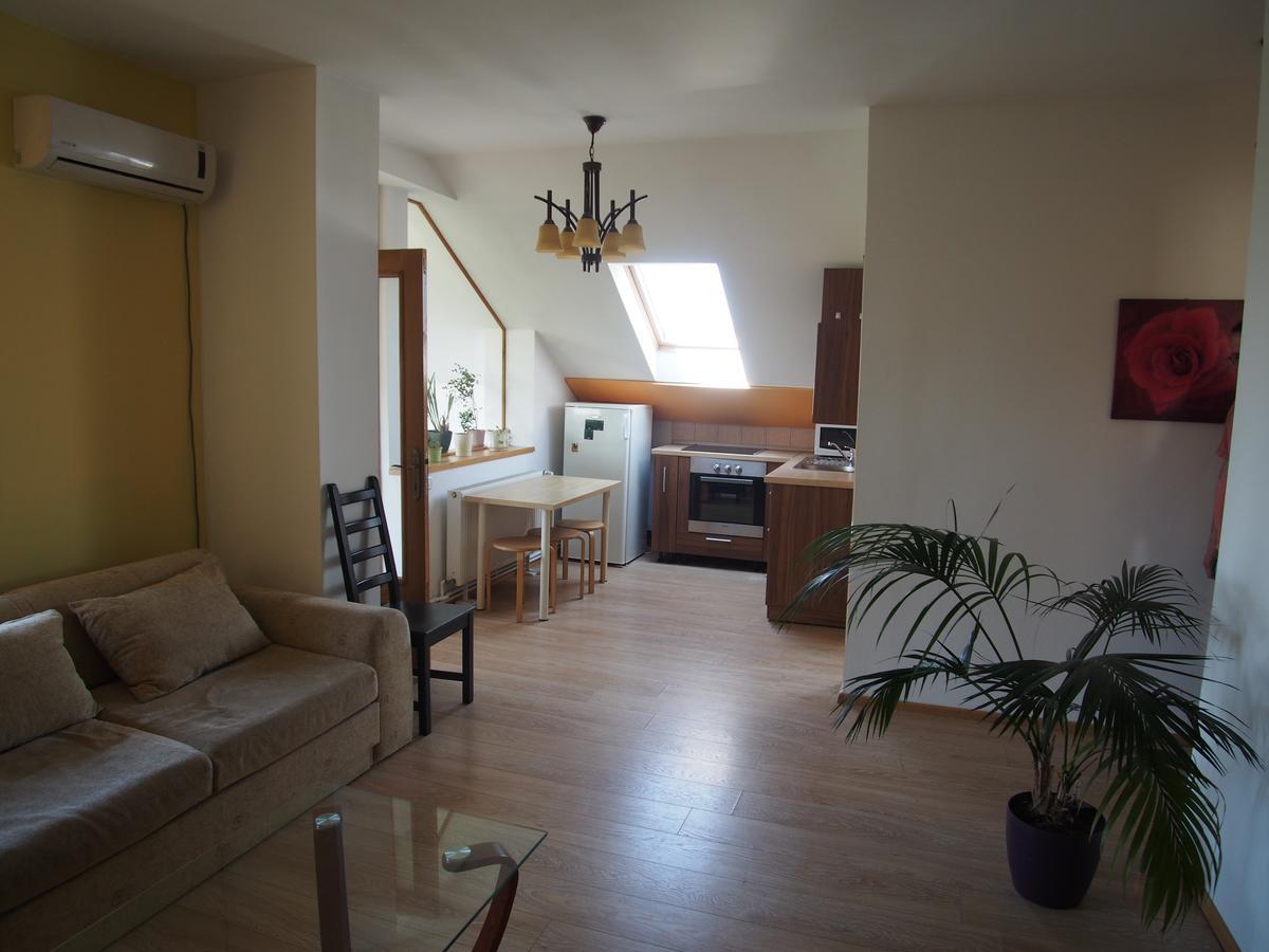 Argeselu Garden Villa - Entire Floor Apartment, Exclusive Garden Access Maracineni Szoba fotó