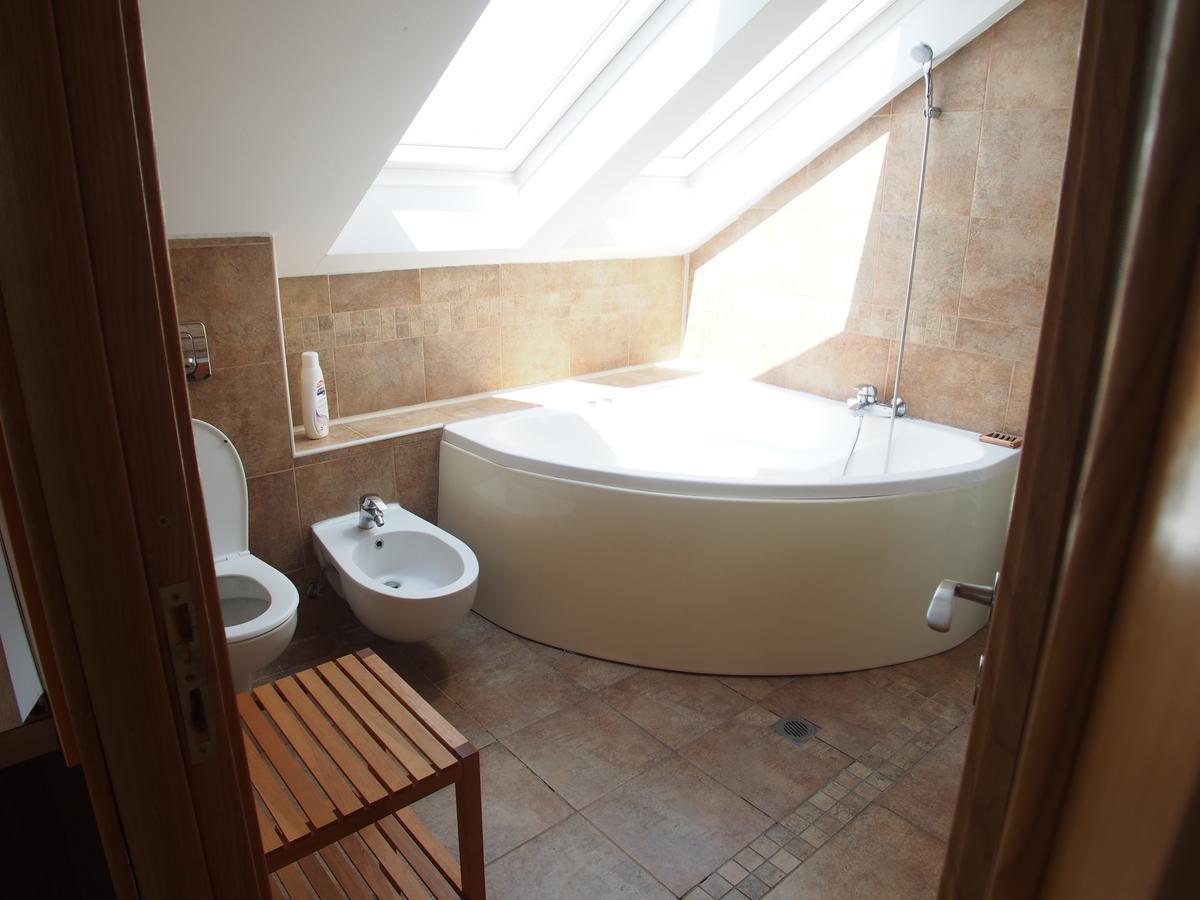 Argeselu Garden Villa - Entire Floor Apartment, Exclusive Garden Access Maracineni Szoba fotó