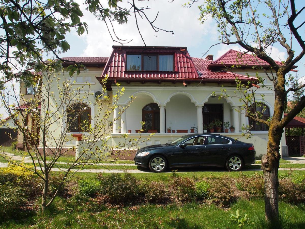 Argeselu Garden Villa - Entire Floor Apartment, Exclusive Garden Access Maracineni Kültér fotó